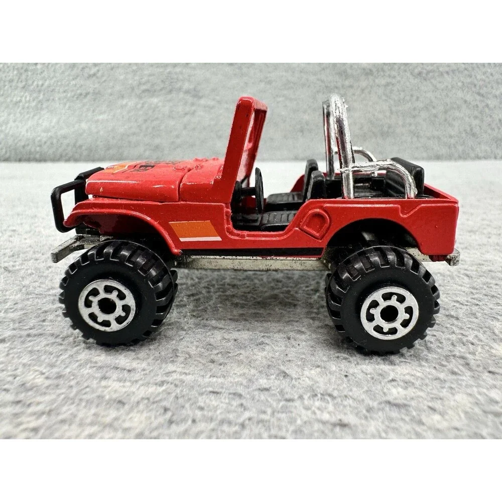 ROAD CHAMPS Vintage Die Cast #24 Coyote Red Jeep T5